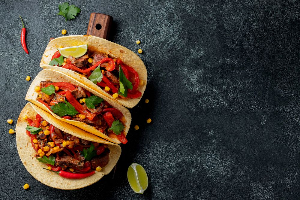 Tacos mexicanos servidos em tábua escura